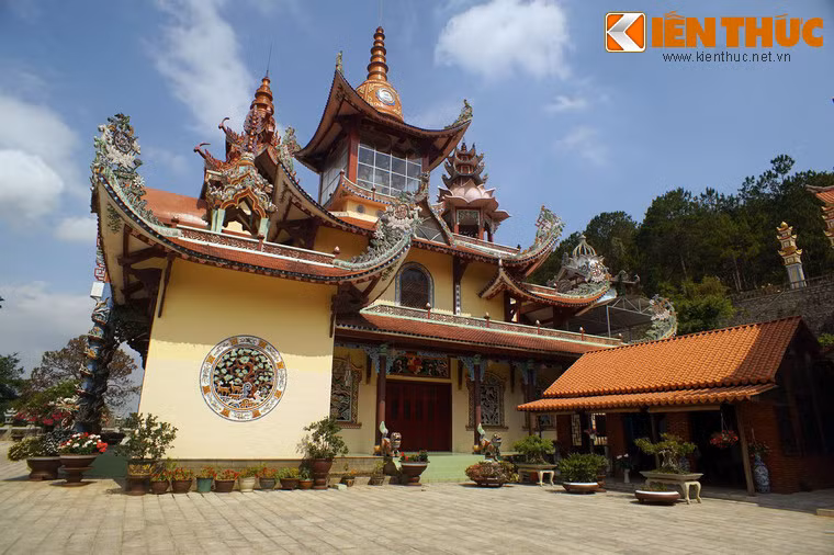 Nhà khách nhỏ xây theo lối cổ nằm cạnh chính điện.