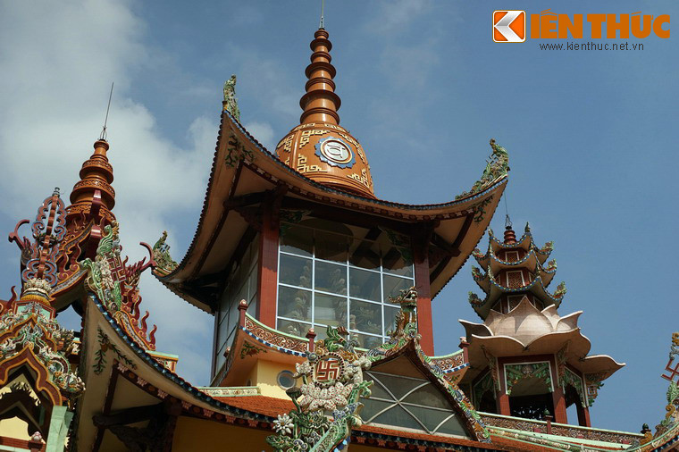 Tầng trên cùng của chính điện là nơi đặt xá lợi Phật do hoàng gia Thái Lan tặng năm 1999.