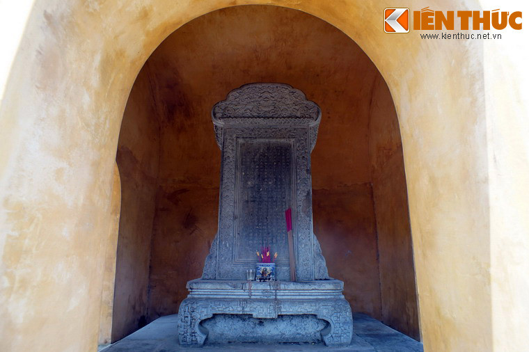 Bia “Ngự chế Khánh Ninh kiều bi ký” nằm ở đầu phía Bắc cầu Khánh Ninh, còn gọi là cống Hắc Báo. Cây cầu có một đầu giao với đường Trần Văn Kỷ và đường Ngô Thế Lân, đầu bên kia nối với đường Triệu Quang Phục.