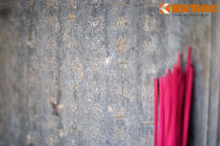 “…Bèn đào một thủy đạo từ chỗ tắc của con sông, hướng về phía tây, ra khỏi Kinh thành, thông với Hộ Thành Hà. Khi đó, sông đã thông ghe thuyền, nhưng trên các đường cái, người và ngựa đi lại, không thể không xây cầu để qua sông. Bèn xây cầu đá ở đường cái Ngự Hà, dùng cung Khánh Ninh, gần bên trái cầu để đặt tên là cầu Khánh Ninh…”.