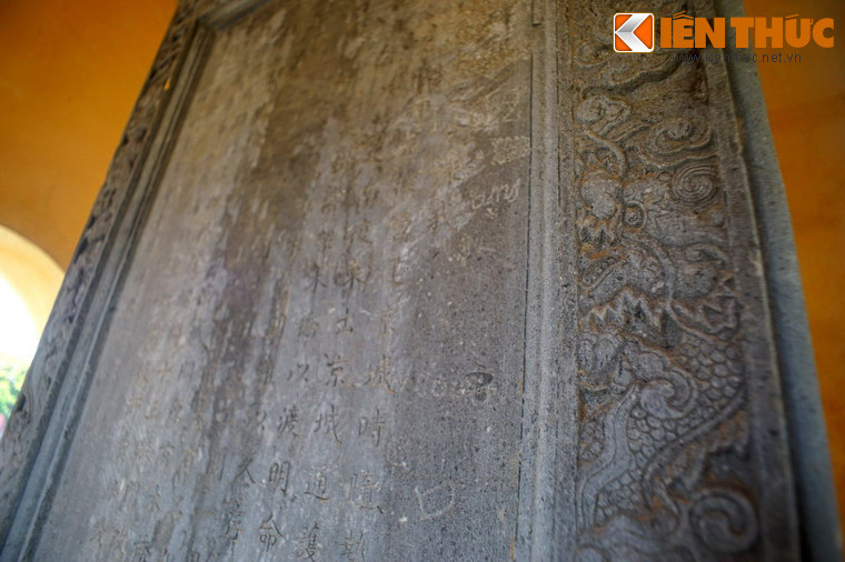 Trích đoạn phần mở đầu bia “Ngự chế Ngự Hà bi ký”: “Sông này nguyên trước đây là một nhánh của sông Hương. Sau khi vua cha là Cao Hoàng đế vượt qua mọi trở ngại để lấy lại đất Thần kinh, lúc xây dựng Kinh thành, đã tùy theo địa thế mà đào lấp...”.