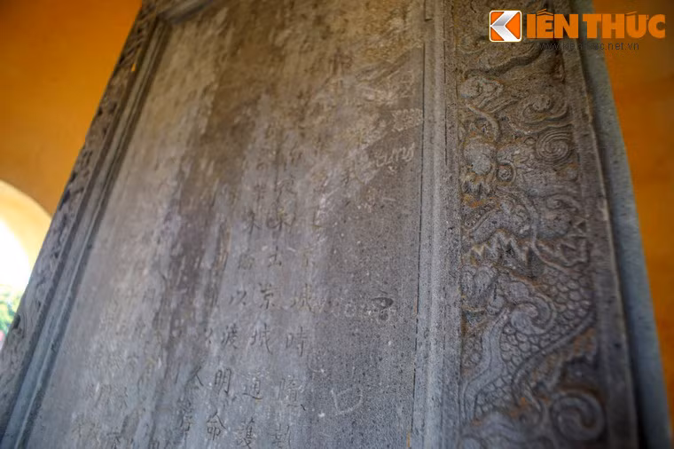 Trích đoạn phần mở đầu bia “Ngự chế Ngự Hà bi ký”: “Sông này nguyên trước đây là một nhánh của sông Hương. Sau khi vua cha là Cao Hoàng đế vượt qua mọi trở ngại để lấy lại đất Thần kinh, lúc xây dựng Kinh thành, đã tùy theo địa thế mà đào lấp...”.