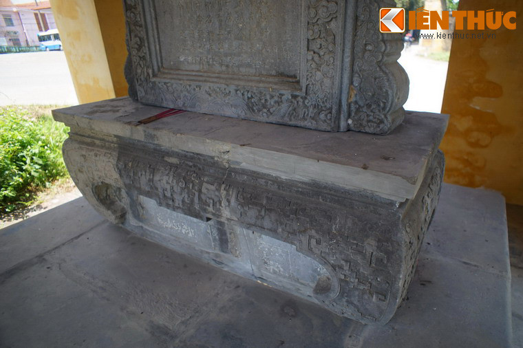 “Đến năm Canh Thìn, Minh Mạng năm thứ nhất, Trẫm nghĩ rằng ở Kinh thành tụ họp nhiều nhà cửa, người và ngựa đi trên đường cái ngày đêm, chất gỗ khó tồn tại lâu dài, cho nên đổi làm cầu đá, đó là kế chỉ làm một lần mà được nhàn rỗi lâu dài…”.