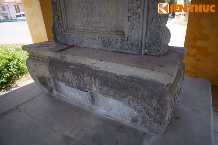 “Đến năm Canh Thìn, Minh Mạng năm thứ nhất, Trẫm nghĩ rằng ở Kinh thành tụ họp nhiều nhà cửa, người và ngựa đi trên đường cái ngày đêm, chất gỗ khó tồn tại lâu dài, cho nên đổi làm cầu đá, đó là kế chỉ làm một lần mà được nhàn rỗi lâu dài…”.