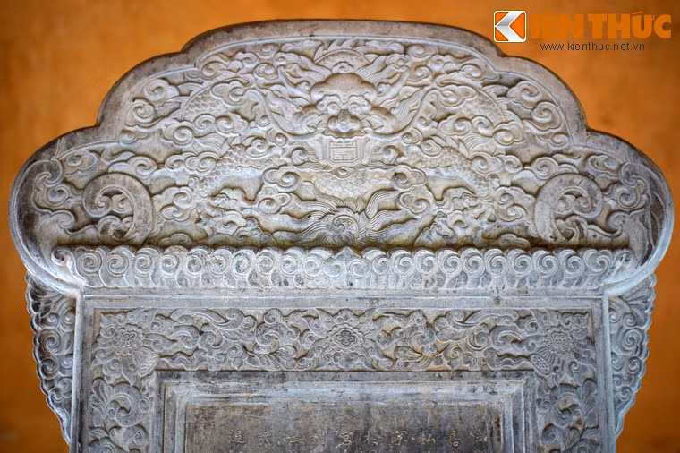 Hai tấm bia mang cùng một kiểu cách, được chế tác bằng đá tinh xảo, mang họa tiết đặc trưng của mỹ thuật cung đình nhà Nguyễn với các hình tượng rồng, mây gió, hoa lá…