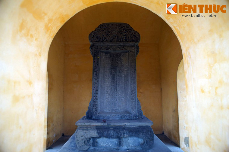 Trong đó, bia “Ngự chế Ngự Hà bi ký” đặt ở đầu phía Bắc của cầu Kho, cây cầu nằm trên đường Đinh Tiên Hoàng, trục đường lớn nhất đi qua Kinh thành Huế.