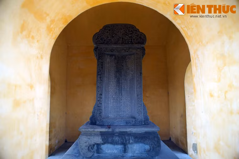 Trong đó, bia “Ngự chế Ngự Hà bi ký” đặt ở đầu phía Bắc của cầu Kho, cây cầu nằm trên đường Đinh Tiên Hoàng, trục đường lớn nhất đi qua Kinh thành Huế.