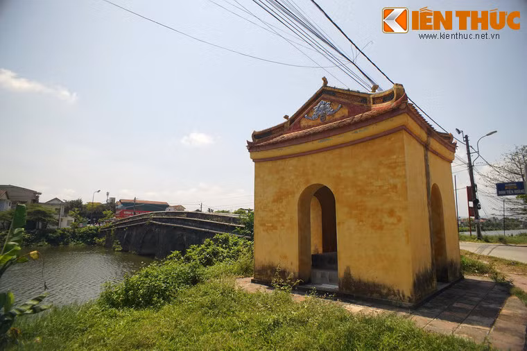 Hai nhà bia này là nơi lưu giữ hai tấm bia đá cổ “Ngự chế Ngự Hà bi ký” và “Ngự chế Khánh Ninh kiều bi ký”, khắc các bản văn do đích thân vua Minh Mạng biên soạn.