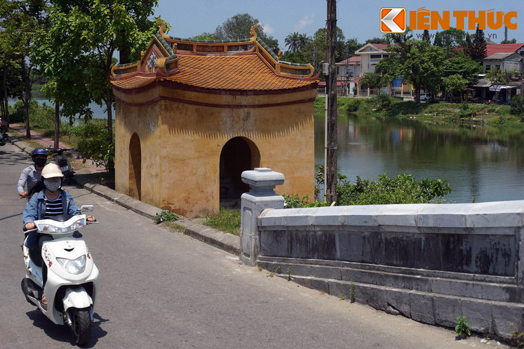 Trong quá khứ, hai nhà bia bên sông Ngự Hà từng rơi vào tình trạng hoang phế và xuống cấp nghiêm trọng.