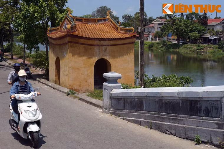 Trong quá khứ, hai nhà bia bên sông Ngự Hà từng rơi vào tình trạng hoang phế và xuống cấp nghiêm trọng.