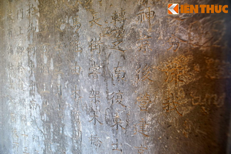 “Sông bắt đầu từ phía bắc Hoàng thành, ngang qua Võ Khố, vòng quanh lên phía bắc, qua phía đông, lại chuyển về phía nam, quay lại phía đông ra ngoài Kinh thành lưu thông với Hộ Thành Hà. Từ đường cái ở cửa Đông Nam trong Thành Nội qua sông đến đường cái ở cửa Chánh Bắc, đã từng bắc cầu gỗ để qua lại…”.