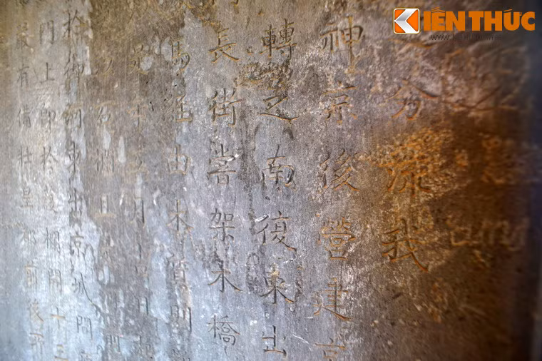 “Sông bắt đầu từ phía bắc Hoàng thành, ngang qua Võ Khố, vòng quanh lên phía bắc, qua phía đông, lại chuyển về phía nam, quay lại phía đông ra ngoài Kinh thành lưu thông với Hộ Thành Hà. Từ đường cái ở cửa Đông Nam trong Thành Nội qua sông đến đường cái ở cửa Chánh Bắc, đã từng bắc cầu gỗ để qua lại…”.