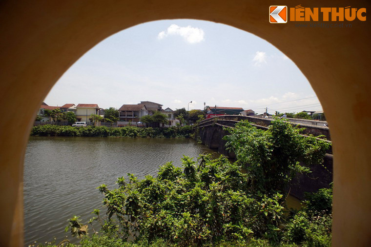 Hai tấm bia mang tên khác nhau, nhưng nội dung cùng đề cập đến nguồn gốc và lợi ích của sông Ngự Hà và cầu Khánh Ninh cùng những cây cầu khác trên con sông này đối với người dân trong khu vực Kinh thành.