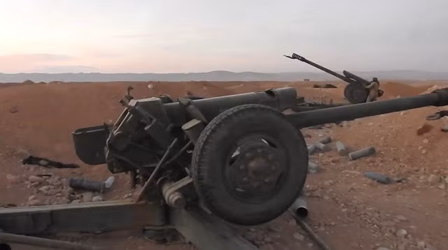 Vô số các hệ thống pháo đã bị IS tóm gọn gồm: 7 khẩu D-30 122mm, 2 khẩu M-46 130mm, 1 khẩu D-20 152mm, 3 khẩu BMP-21 Grad 40 nòng 122mm, ít nhất một xe phá mìn UR-83P. Nguồn ảnh: Oryx