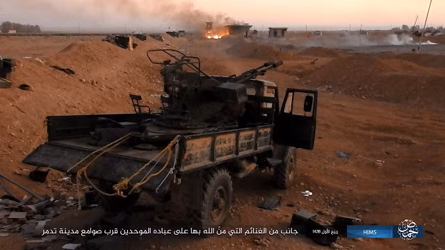 Nguy hại hơn, số vũ khí hạng nặng bị IS bắt giữ ở Palmyra có tính năng nguy hiểm dù số lượng không lớn. Ví dụ như, ít nhất 3 bệ phóng và một đài radar của tổ hợp tên lửa phòng không Pechora đã rơi vào tay phiến quân IS. Chắc chắn, chúng sẽ nắm lấy cơ hội này tìm cách học vận hành S-125 Pechora để tấn công máy bay chiến đấu của Nga và liên quân ở tầm cao. Nguồn ảnh: Oryx