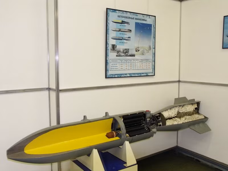 Phần đuôi của bom BetAB-500ShP có động cơ đẩy rocket và dù hãm. Nguồn ảnh: Wikipedia