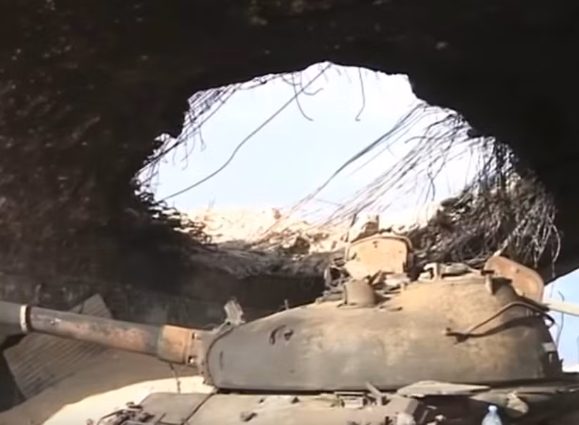 Thế nhưng, lực lượng Không quân Nga vẫn phát hiện ra và phá hủy hoàn toàn số vũ khí nguy hiểm của phiến quân IS bằng bom xuyên hạng nặng. Nguồn ảnh: SyriaL