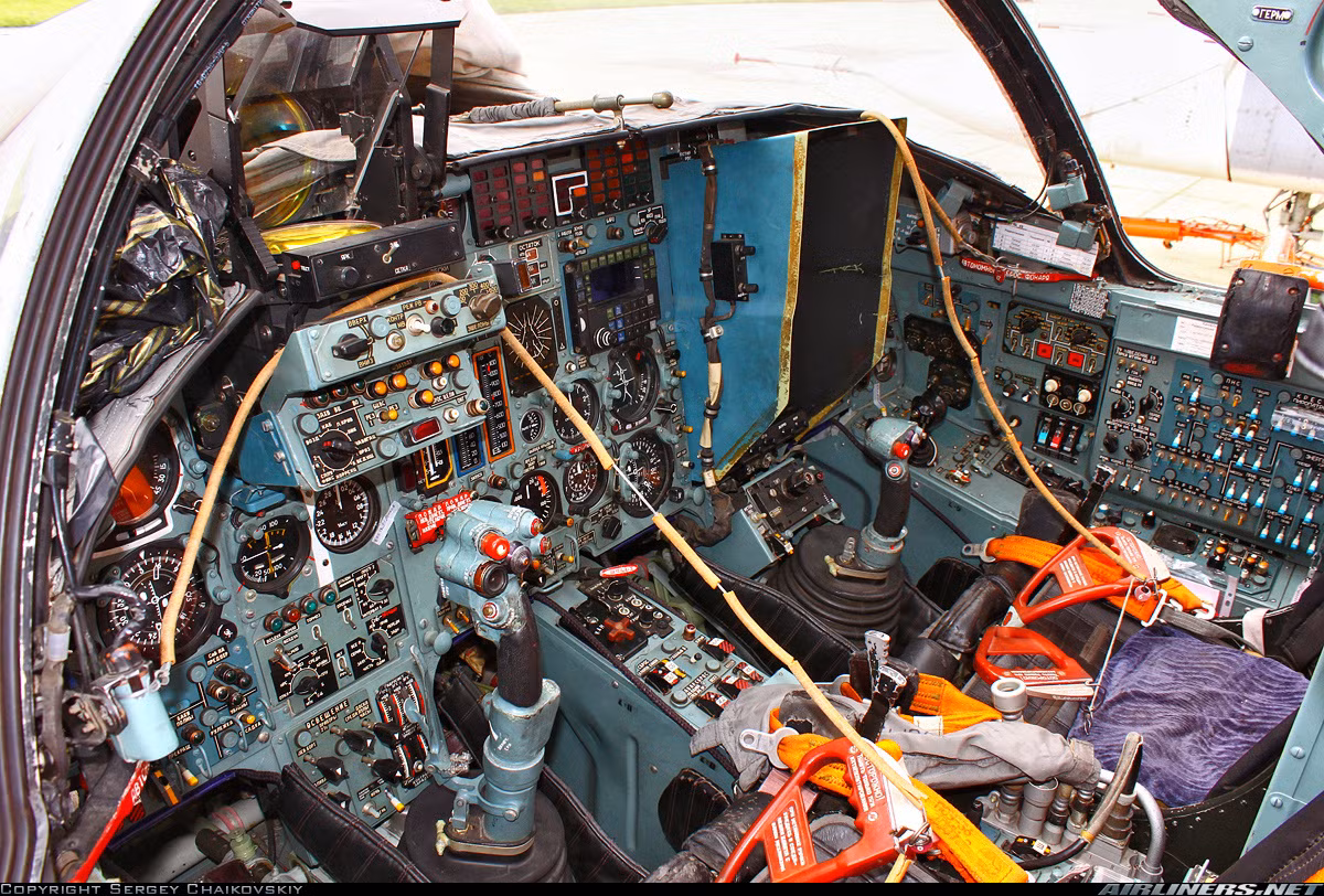 Ngoài việc nâng cấp hệ thống ngắm bắn - ném bom, Su-24M2 còn nhận được nâng cấp hệ thống kiểm soát vũ khí, hệ thống hiển thị thông tin HUD trên buồng lái. Nguồn ảnh: Airliner.net