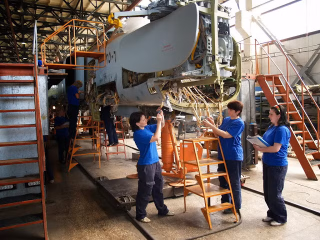 Theo mạng Oryx, nhà máy sửa chữa máy bay 514 ARZ (Nga) đã từng rò rỉ hình ảnh đơn vị này thực hiện nâng cấp Su-24MK sơn màu ngụy trang của Không quân Syria lên chuẩn tiêm kích-bom Su-24M2. Ngoài màu ngụy trang, chiếc Su-24 được 514 ARZ thực hiện nâng cấp được xác định là mang số hiệu 3506 - một trong 21 chiếc Su-24MK của Không quân Syria. Nguồn ảnh: Oryx