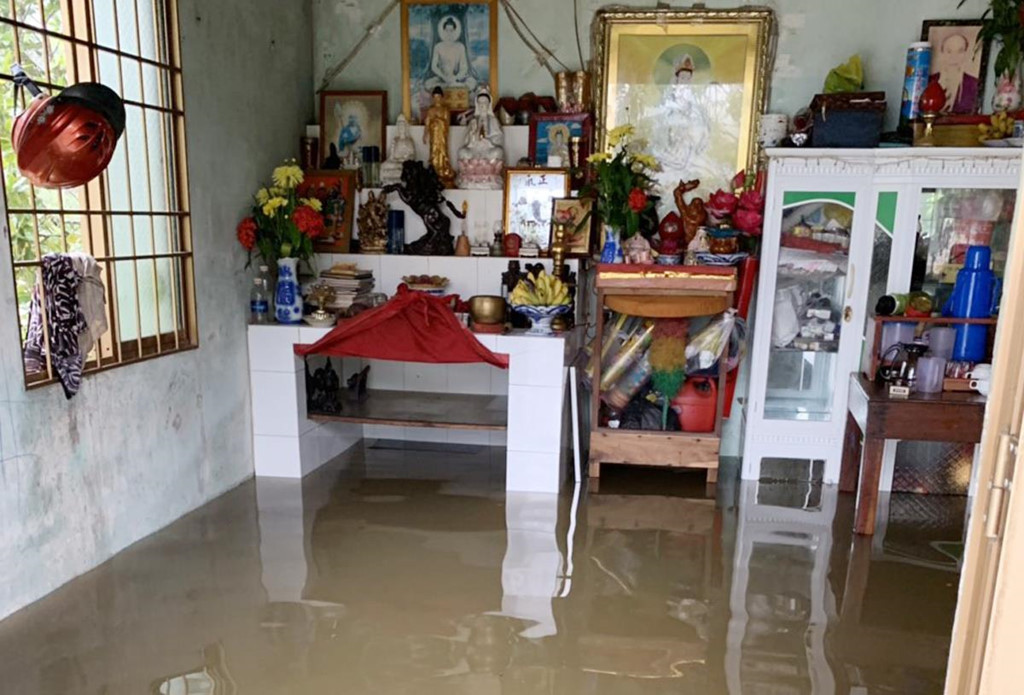 Theo UBND huyện Phú Quốc, trận ngập lịch sử lần này do ảnh hưởng biến đổi khí hậu. Lượng mưa rất lớn đổ xuống trong những ngày qua cùng với tình trạng nước biển dâng cao khiến việc tiêu thoát nước ra biển bị cản trở.