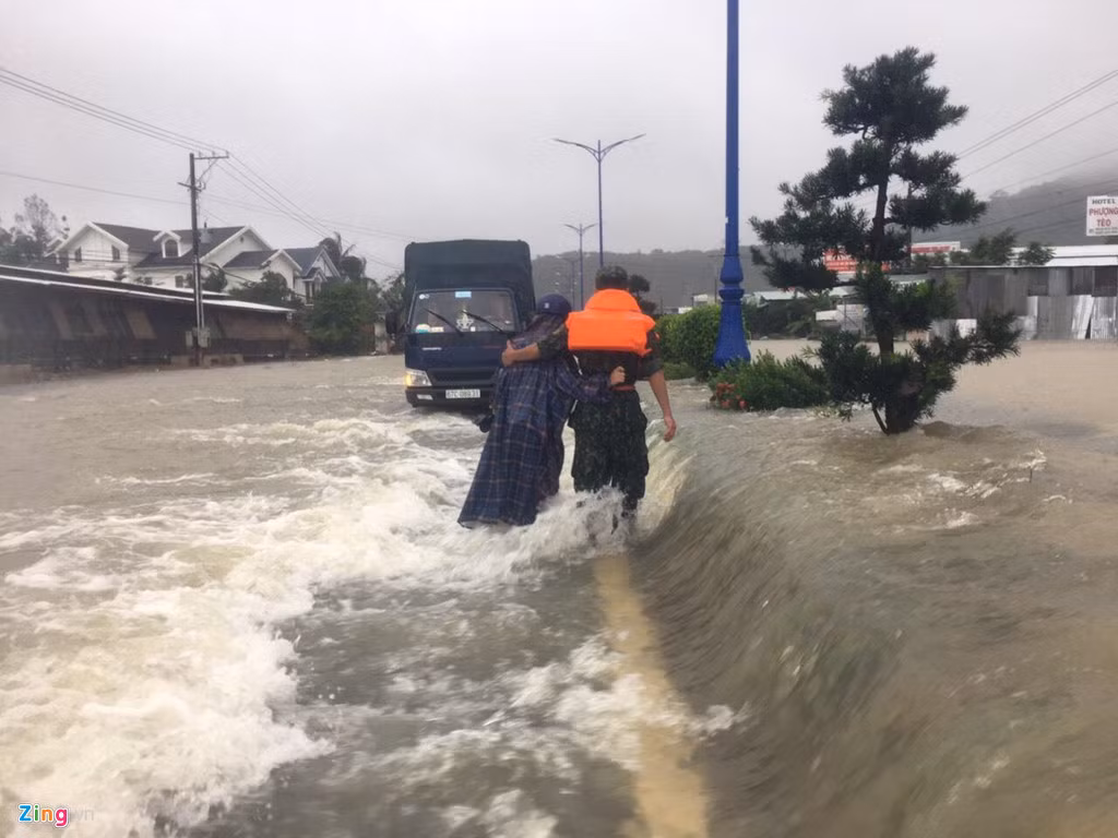 Việc di chuyển diễn ra rất khó khăn. Ảnh: Zing.vn