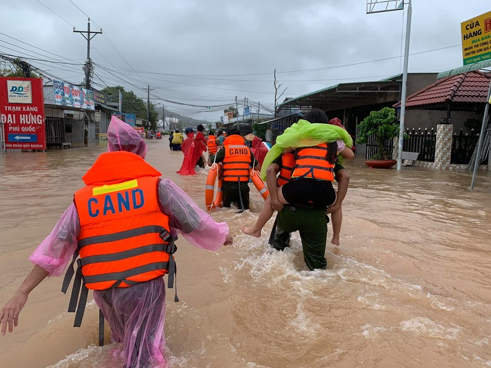 Ông Ngô Triệu Cầm - Chủ tịch UBND xã Dương Tơ cho biết một số nơi trên địa bàn xã này bị ngập do mưa lớn và triều cường. Trong đó, ngập sâu nhất là khu vực giáp với Bến Tràm của xã Cửa Dương.
