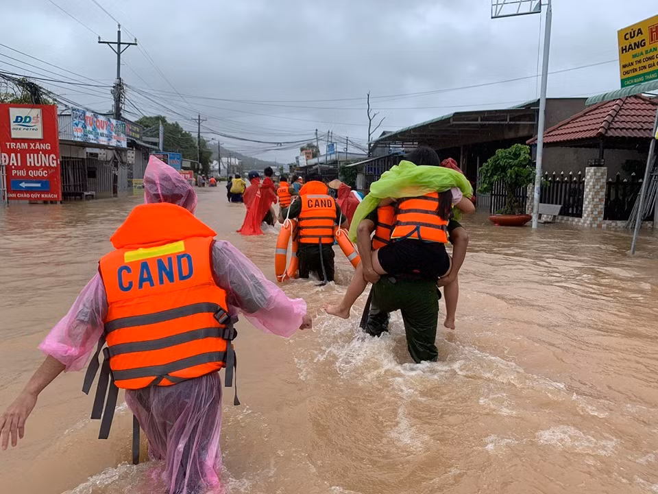 Ông Ngô Triệu Cầm - Chủ tịch UBND xã Dương Tơ cho biết một số nơi trên địa bàn xã này bị ngập do mưa lớn và triều cường. Trong đó, ngập sâu nhất là khu vực giáp với Bến Tràm của xã Cửa Dương.