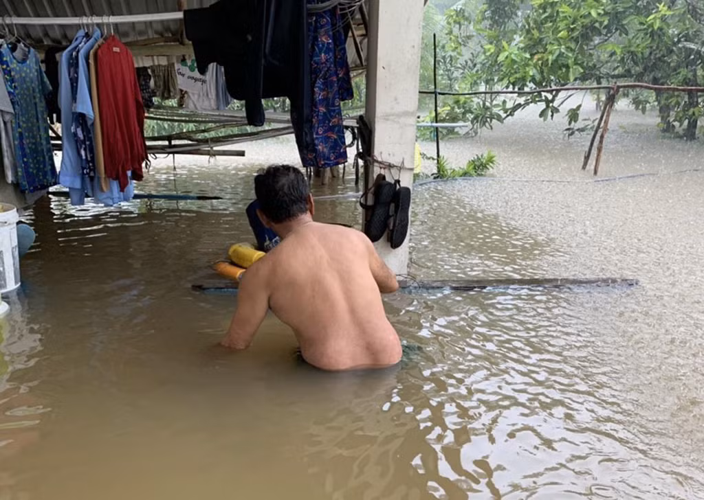 Theo phản ánh của người dân, các hãng taxi từ chối đón khách vì giao thông chia cắt, mặt đường đã biến thành sông.
