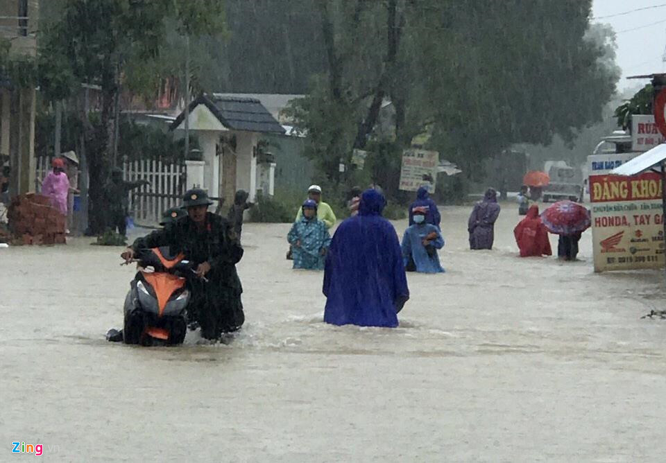 "Chúng tôi đang huy động lực lượng cứu hộ, đảm bảo an toàn cho người dân" - ông Trần Văn Việt - Chủ tịch UBND xã Cửa Dương nói và cho biết "tình tình rất gấp rút, không thể thông tin thêm". Ảnh: Đường vào Cây Thông Trong. Ảnh: Zing.vn