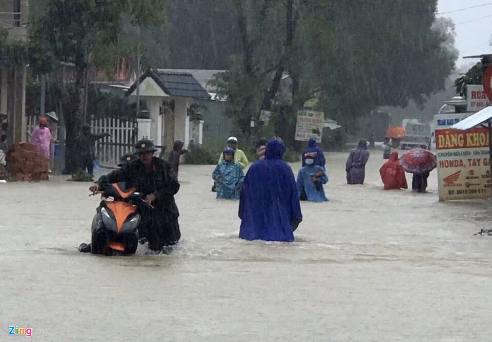 "Chúng tôi đang huy động lực lượng cứu hộ, đảm bảo an toàn cho người dân" - ông Trần Văn Việt - Chủ tịch UBND xã Cửa Dương nói và cho biết "tình tình rất gấp rút, không thể thông tin thêm". Ảnh: Đường vào Cây Thông Trong. Ảnh: Zing.vn