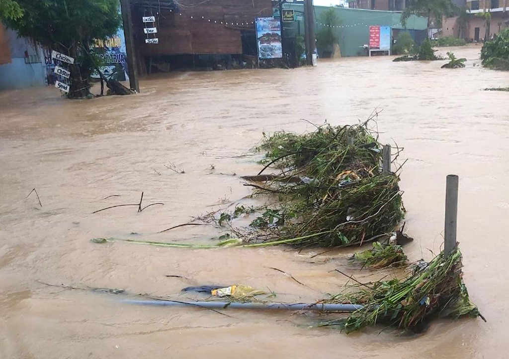 Mặt khác, hệ thống thoát nước trong nội ô thị trấn Dương Đông đã được xây dựng từ 16 năm trước, chỉ phù hợp với mật độ dân cư ít ỏi lúc đó.