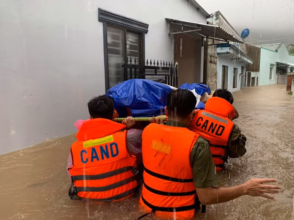 Lực lượng chức năng gần 1.000 người là cán bộ, công an, bộ đội, dân quân tự vệ ra đường để giúp người dân phòng, chống ngập lụt.