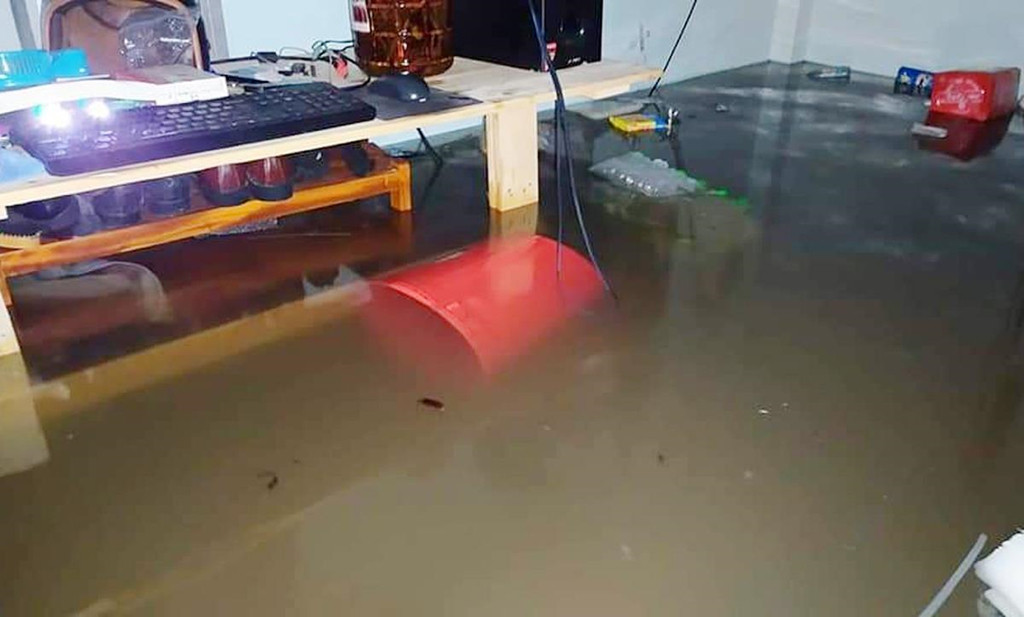 Một gia đình ở ấp Bến Tràm, xã Cửa Dương, bị nước ngập đến gần mặt bàn máy tính.