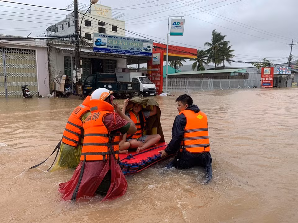 “Từ chiều qua đến giờ mưa liên tục nên giờ khắp nơi ở huyện đảo Phú Quốc toàn là nước”, anh Trần Văn Sáng (34 tuổi) ở ấp Suối Mây, xã Dương Tơ nói.