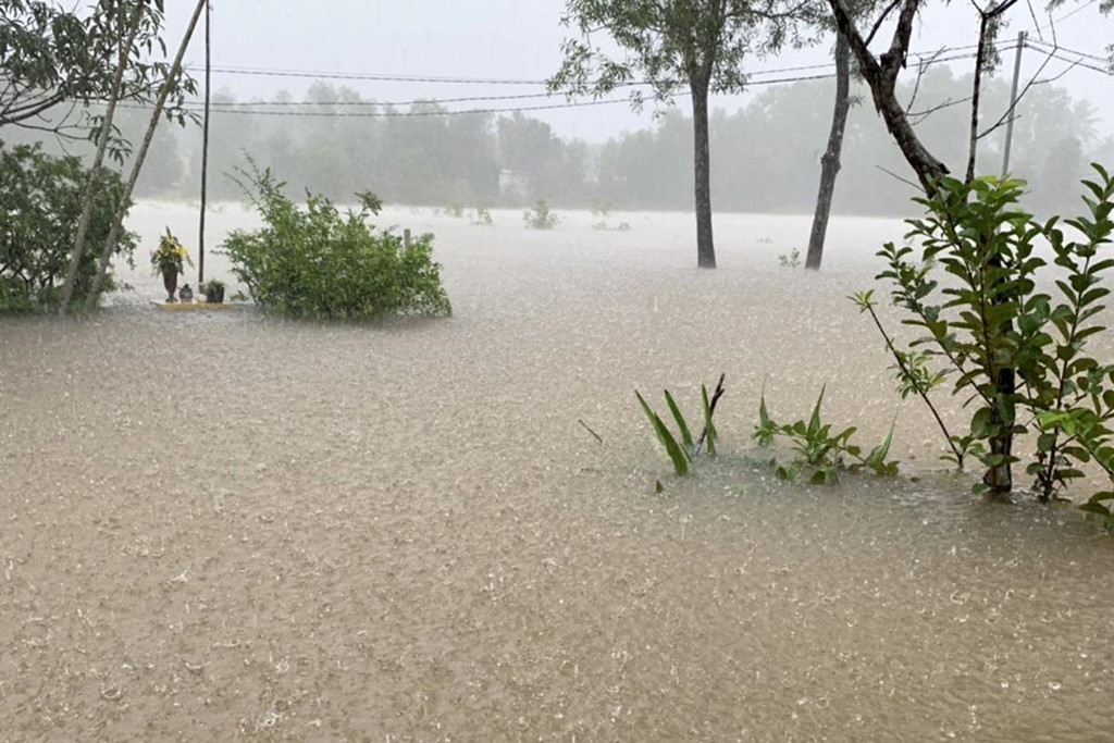 Nước ngập khoảng 60 cm ở Bến Tràm, xã Cửa Dương vào trưa 9/8.