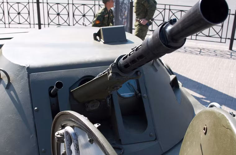Giữa thân xe được thiết kế với tháp pháo nhỏ BPU-1 trang bị đại liên KPVT 14,5mm (tốc độ bắn 600 phát/phút, tầm bắn hiệu quả 2.000m, xuyên giáp dày 20mm cách 1.000m và 30mm cách 500m với đạn xuyên giáp) và trung liên đồng trục 7,62mm PKT. Ảnh minh họa nước ngoài