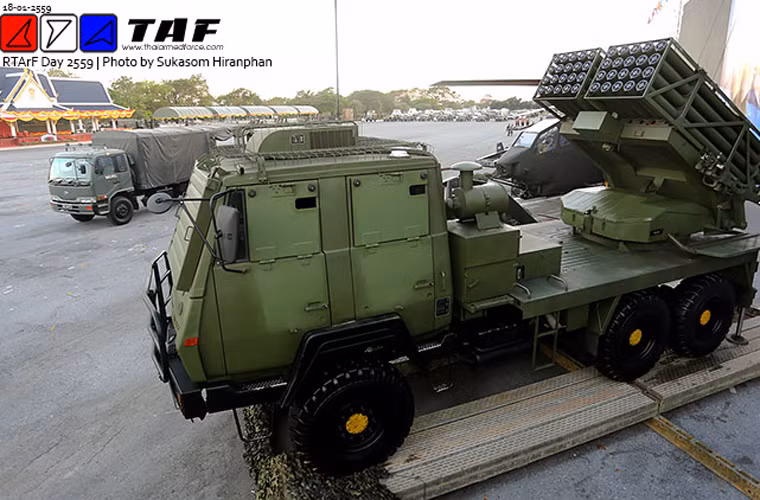 Còn đây là pháo phản lực phóng loạt DTI-2 được trang bị giàn phóng rocket cỡ 122mm.