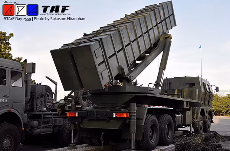 Pháo phản lực DTI-1G do Viện Công nghệ Quốc phòng Thái Lan nghiên cứu, thiết kế sản xuất với sự hợp tác từ Trung Quốc. Theo một số nguồn tin, DTI-1G vốn lấy nền tảng từ hệ thống pháo phản lực WS-1 Trung Quốc.