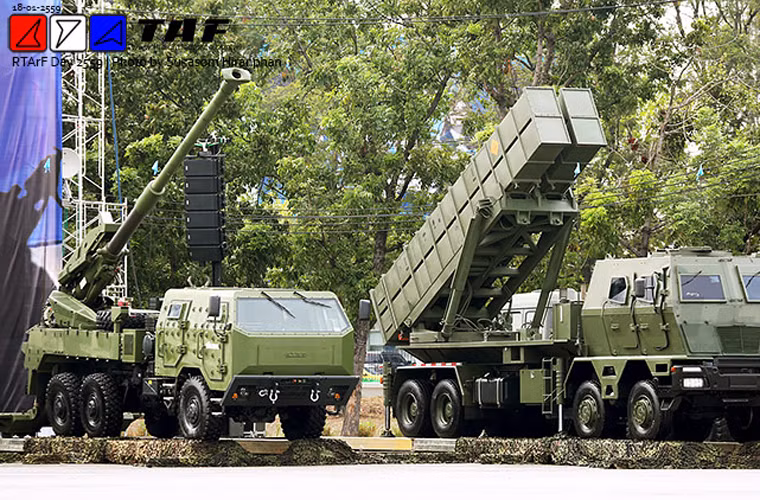 Nhân ngày lễ Lực lượng Vũ trang Hoàng gia, Lục quân Hoàng gia Thái Lan (RTA) đã giới thiệu hệ thống pháo phản lực DTI-1G cùng hệ thống pháo tự hành hạng nặng ATMOS 2000 (bên trái) mới được trang bị cho RTA.