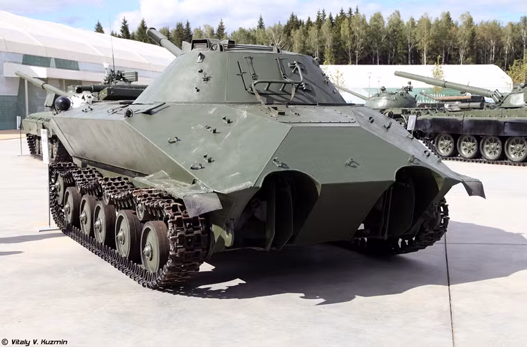 Xe tăng hạng nhẹ K-90 được trang bị động cơ YAZ-204 công suất 140 mã lực cho tốc độ tối đa 42km/h trên đường bằng. Đặc biệt, ở đuôi xe được trang bị hai chân vịt cùng cánh lái điều hướng như trên xuồng có động cơ. Đây là điểm cạnh tranh với các xe tăng PT-76 vốn sử dụng hệ thống đẩy Pump-Jet mới mẻ để di chuyển. Tuy nhiên, công nghệ đẩy “truyền thống” đã thất bại trước “mới mẻ”.