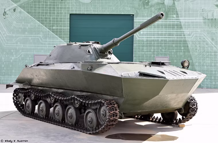 Ấn tượng đầu tiên mà hầu hết đều có thể nhận ra trên K-90 chính là phần thân xe tăng giống hệt một chiếc xuồng, thậm chí nó còn giống hơn cả phần thân PT-76 cũng được xem là giống thuyền.