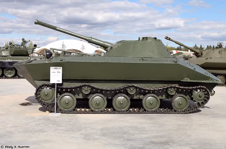 Chiếc xe tăng K-90 có chiều dài 6,2m, rộng 2,95m, cao 2,26m, nặng 10,5 tấn, kíp lái 3 người (như PT-76), bọc giáp dày từ 6-15mm.