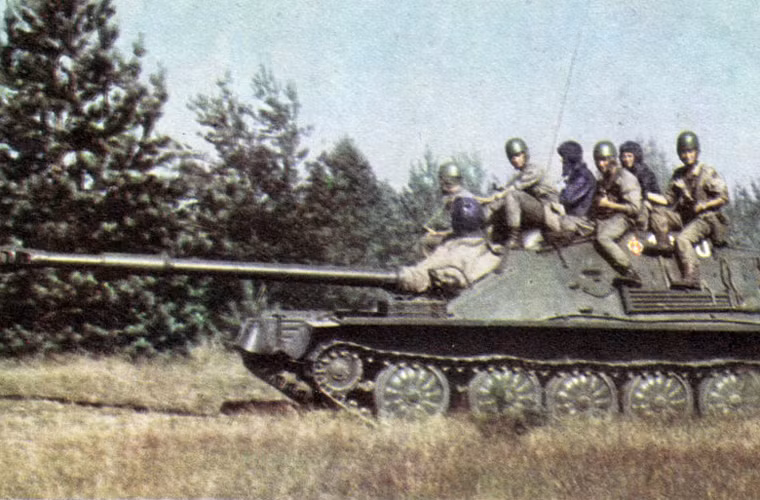 Pháo tự hành đổ bộ đường không ASU-85 dùng khung gầm xe tăng PT-76, nhưng thiết kế lại phần thân, bỏ tháp pháo, gắn trực tiếp pháo chính D-70 85mm vào thân xe tăng. Một số lượng nhỏ ASU-85 được sản xuất cho bộ đội đổ bộ đường không Liên Xô sử dụng.