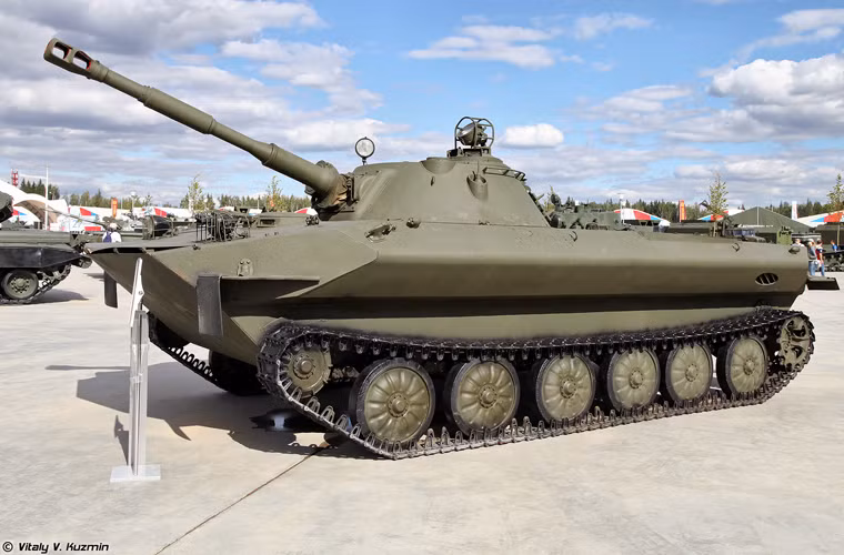 Điểm cải tiến lớn nhất có thể thấy rõ trên PT-76M là phần hông xe được thiết kế lại để tăng khả năng bơi.