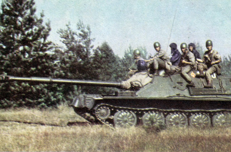 Pháo tự hành đổ bộ đường không ASU-85 dùng khung gầm xe tăng PT-76, nhưng thiết kế lại phần thân, bỏ tháp pháo, gắn trực tiếp pháo chính D-70 85mm vào thân xe tăng. Một số lượng nhỏ ASU-85 được sản xuất cho bộ đội đổ bộ đường không Liên Xô sử dụng.