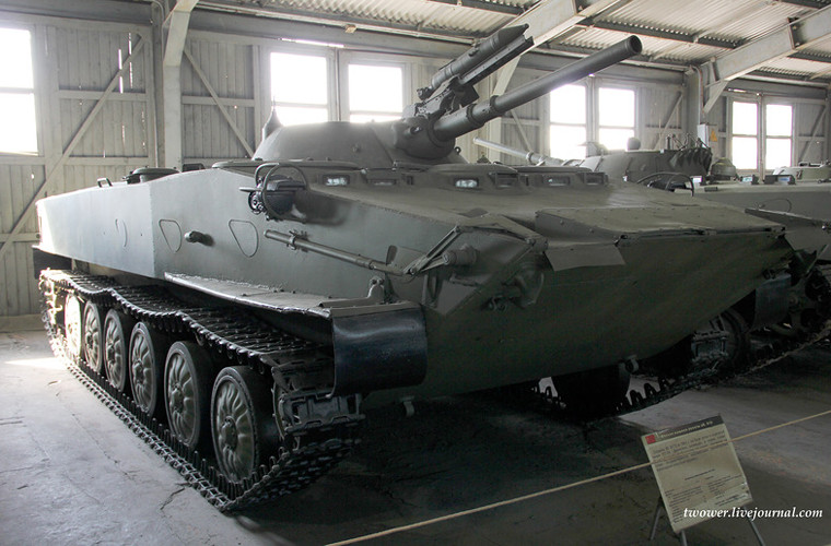 Xe tăng PT-76 còn được "biến hóa" thành xe chiến đấu bộ binh. Trong ảnh là mẫu thử nghiệm xe chiến đấu bộ binh Object 914 do nhà máy Volgograd phát triển với nguyên mẫu đầu tiên thử nghiệm năm 1964. Nó dược trang bị tháp pháo mới tương tự loại dùng cho BMP-1 với pháo chính 73mm và tên lửa chống tăng AT-3.