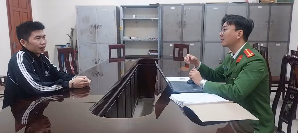 Bat doi tuong lua dao chiem doat tai san de choi tro “do den“