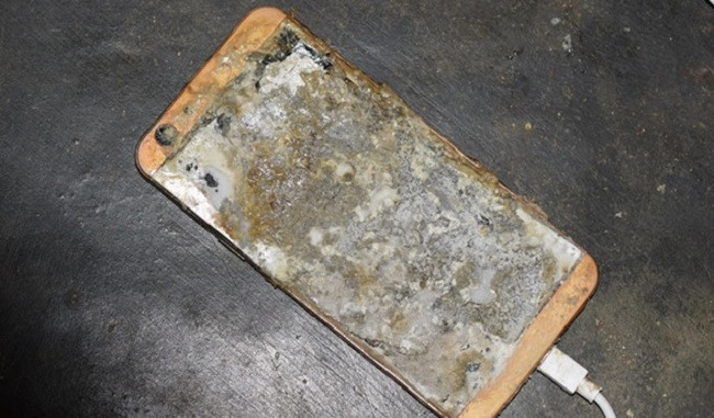 Điện thoại phát nổ khi sạc pin khiến nam sinh lớp 8 bị thương Dien thoai phat no khi sac pin khien nam sinh lop 8 bi thuong