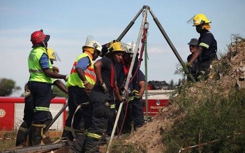 Hiện trường vụ sập mỏ vàng tại Nam Phi. (Ảnh: RT)