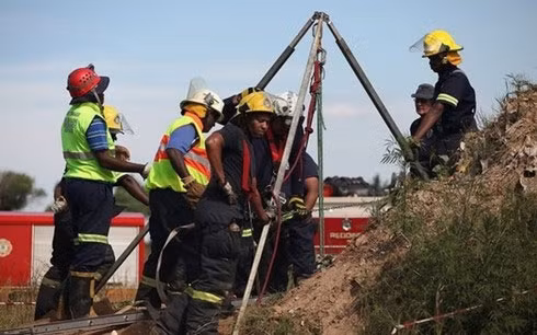 Hiện trường vụ sập mỏ vàng tại Nam Phi. (Ảnh: RT)